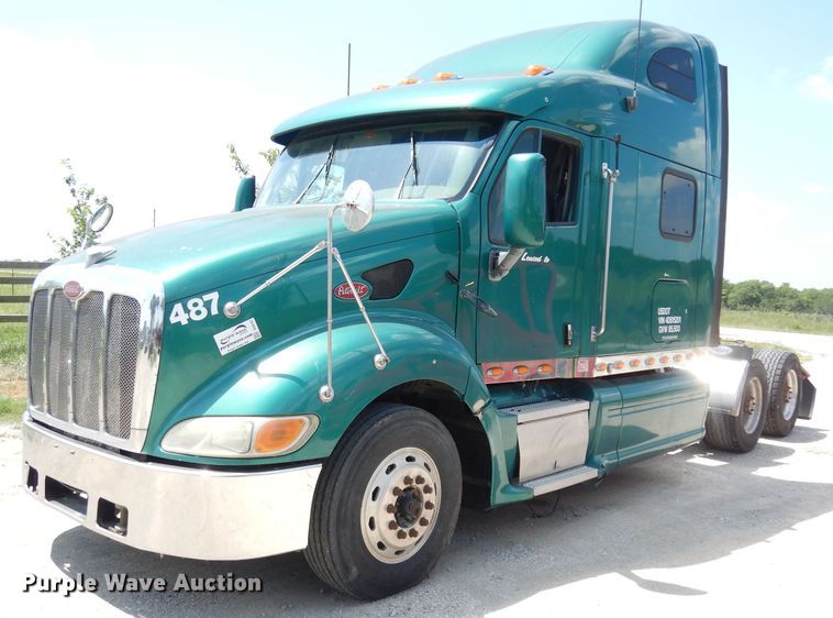 image for item DG0767 2004 Peterbilt 387  semi truck