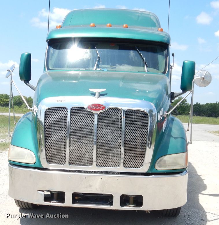 image for item DG0767 2004 Peterbilt 387  semi truck