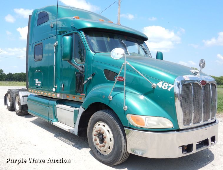 image for item DG0767 2004 Peterbilt 387  semi truck