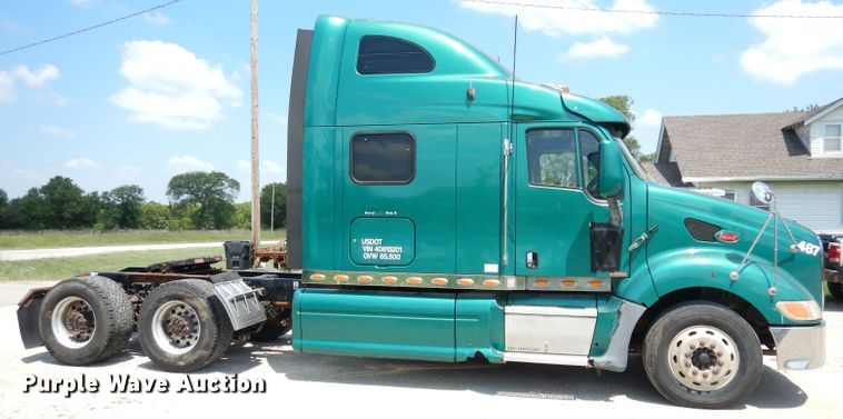image for item DG0767 2004 Peterbilt 387  semi truck