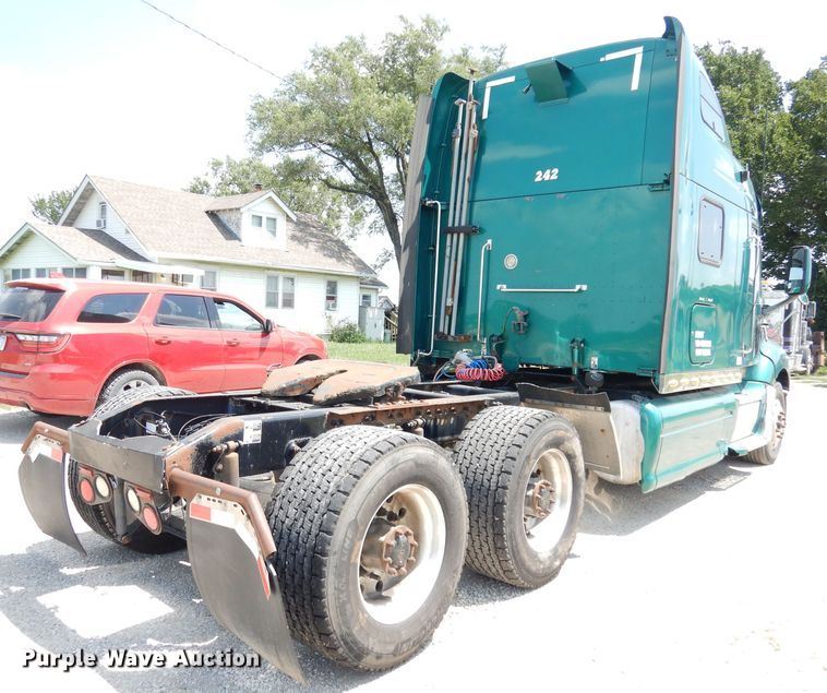 image for item DG0767 2004 Peterbilt 387  semi truck