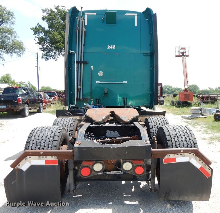 image for item DG0767 2004 Peterbilt 387  semi truck