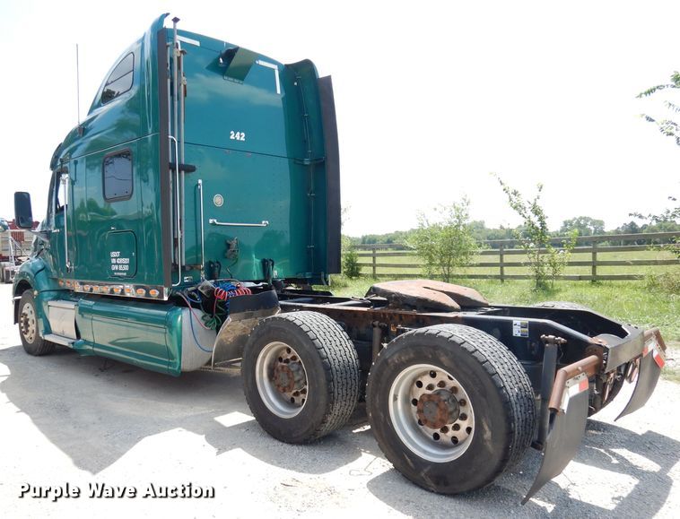 image for item DG0767 2004 Peterbilt 387  semi truck