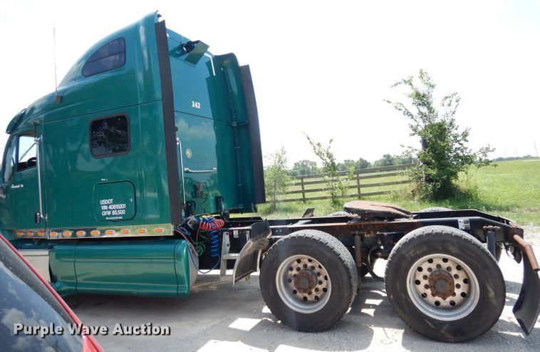 image for item DG0767 2004 Peterbilt 387  semi truck