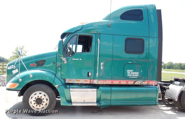 image for item DG0767 2004 Peterbilt 387  semi truck