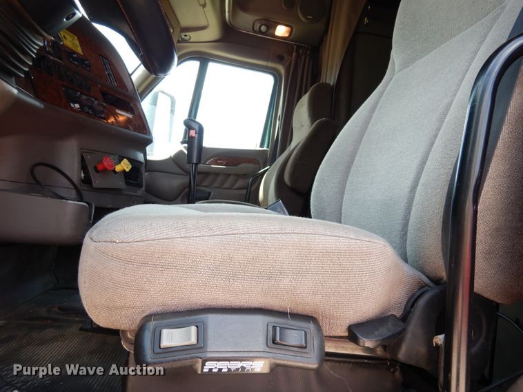 image for item DG0767 2004 Peterbilt 387  semi truck