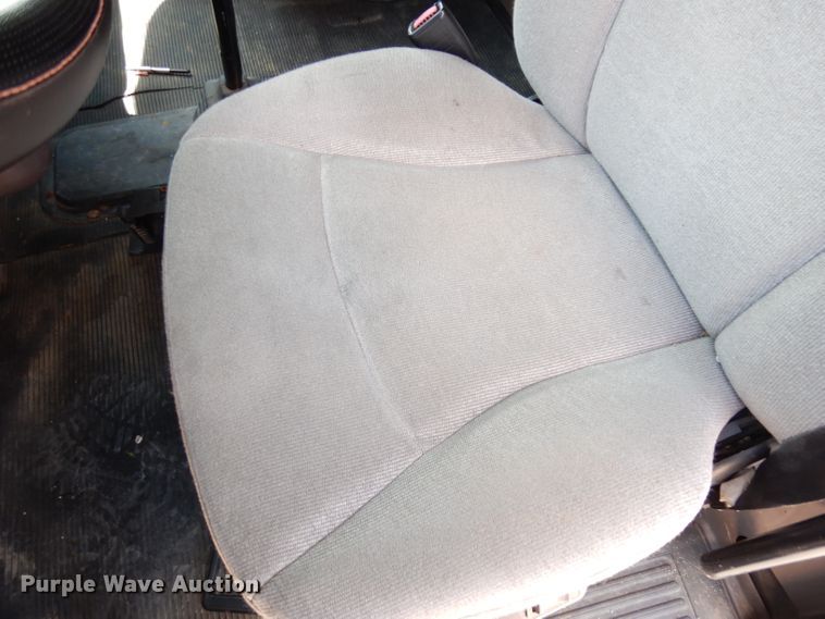 image for item DG0767 2004 Peterbilt 387  semi truck