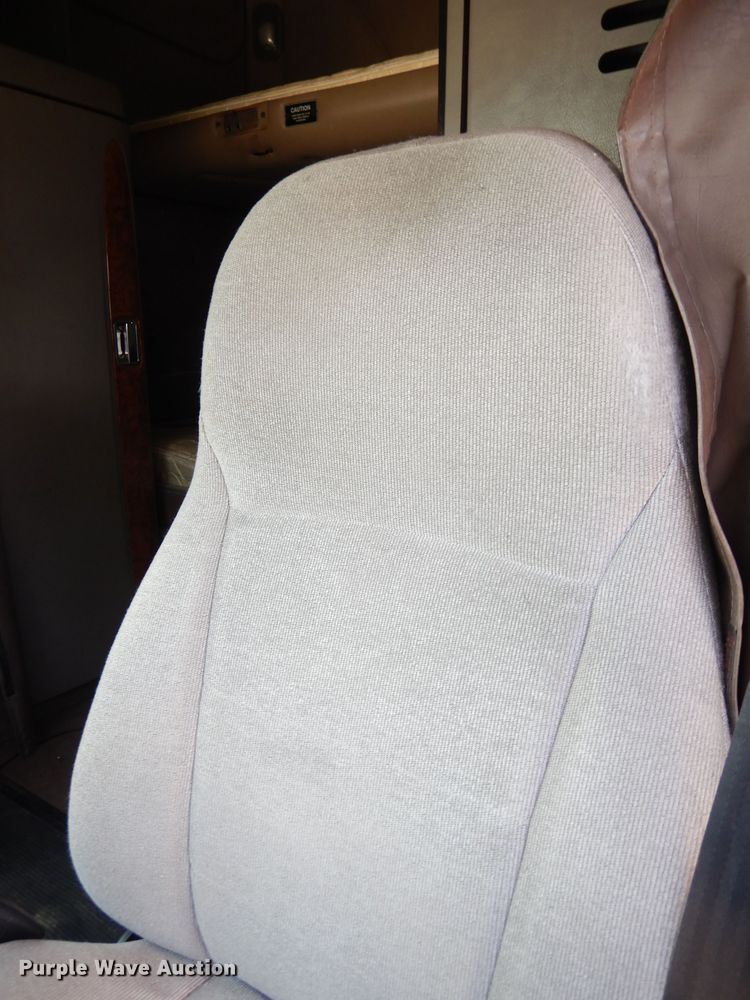 image for item DG0767 2004 Peterbilt 387  semi truck