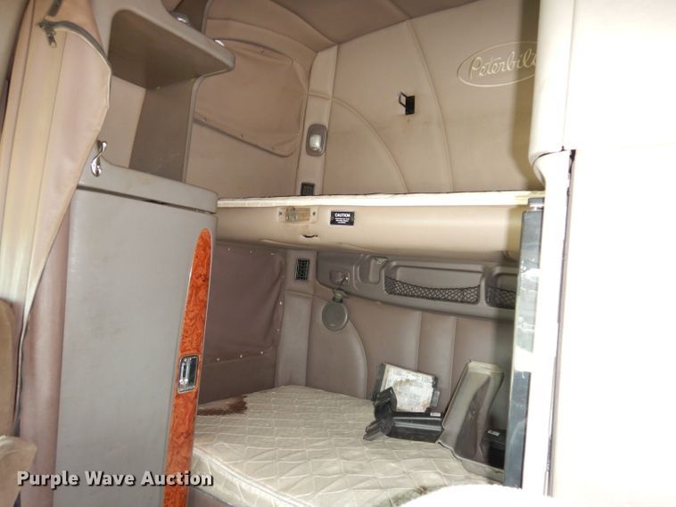 image for item DG0767 2004 Peterbilt 387  semi truck