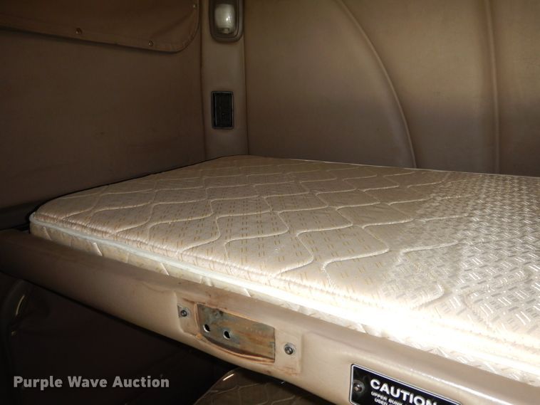 image for item DG0767 2004 Peterbilt 387  semi truck