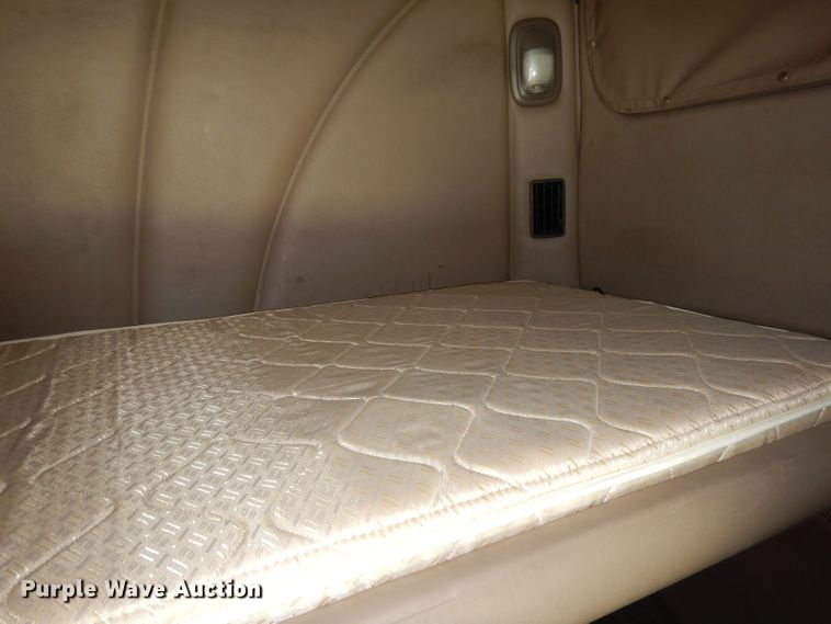 image for item DG0767 2004 Peterbilt 387  semi truck