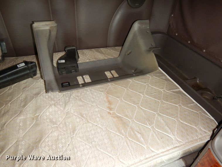 image for item DG0767 2004 Peterbilt 387  semi truck