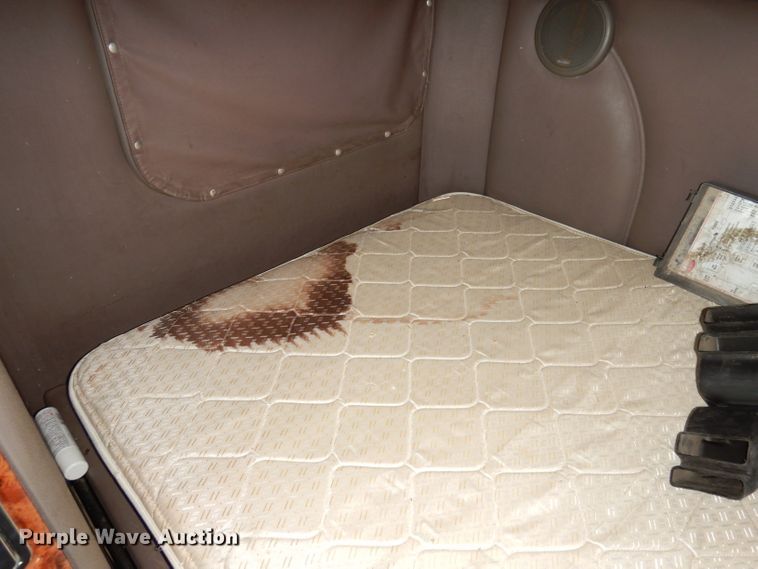 image for item DG0767 2004 Peterbilt 387  semi truck