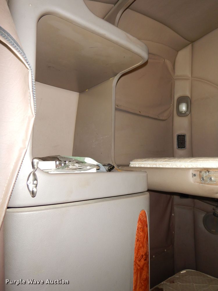 image for item DG0767 2004 Peterbilt 387  semi truck