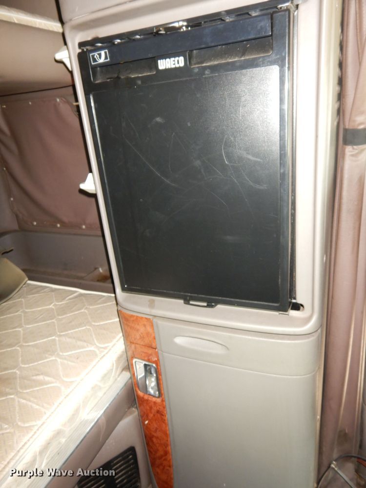 image for item DG0767 2004 Peterbilt 387  semi truck