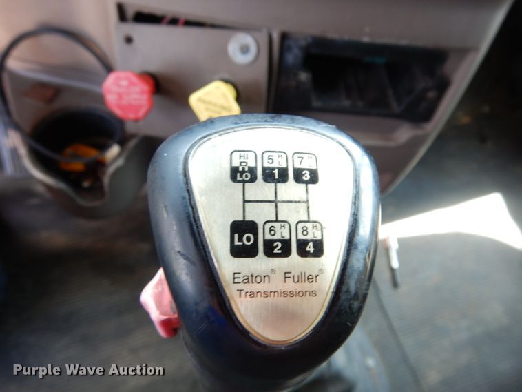 image for item DG0767 2004 Peterbilt 387  semi truck