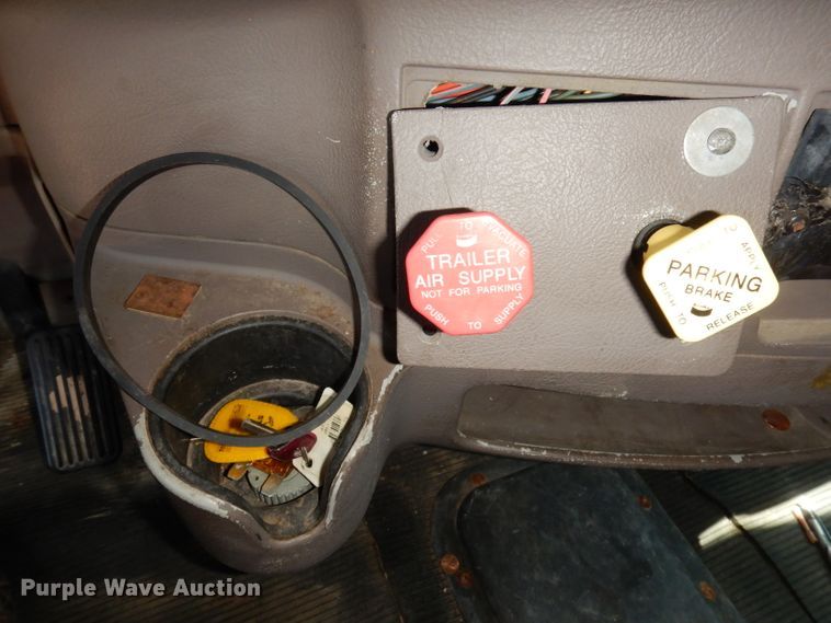 image for item DG0767 2004 Peterbilt 387  semi truck