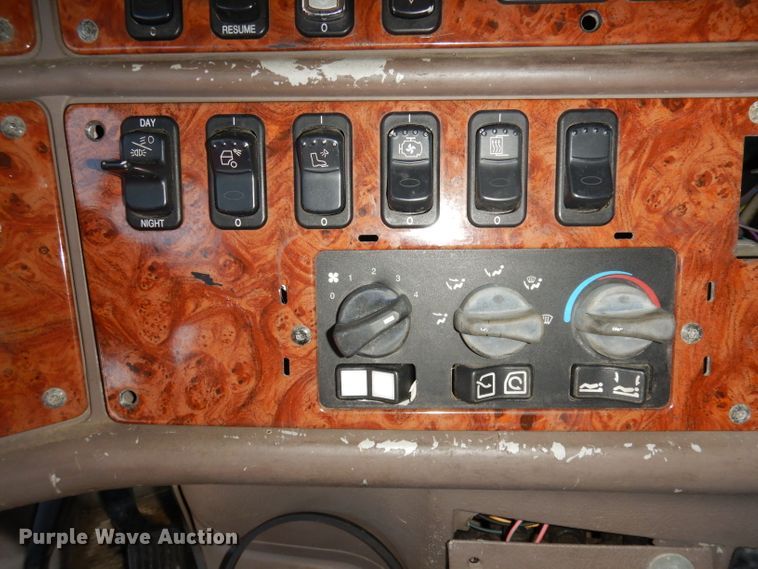 image for item DG0767 2004 Peterbilt 387  semi truck