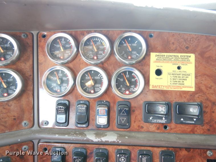 image for item DG0767 2004 Peterbilt 387  semi truck