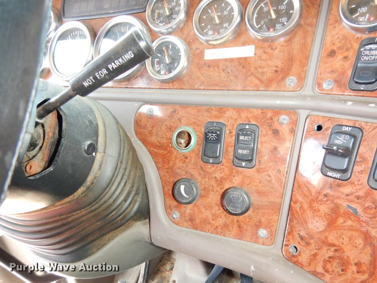 image for item DG0767 2004 Peterbilt 387  semi truck