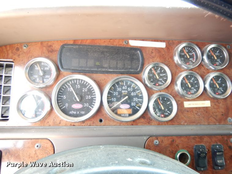 image for item DG0767 2004 Peterbilt 387  semi truck