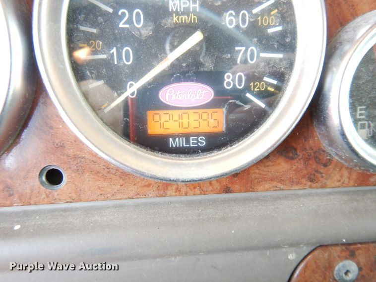 image for item DG0767 2004 Peterbilt 387  semi truck