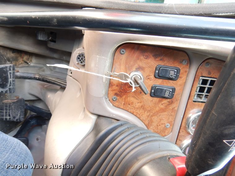 image for item DG0767 2004 Peterbilt 387  semi truck