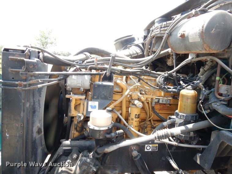 image for item DG0767 2004 Peterbilt 387  semi truck