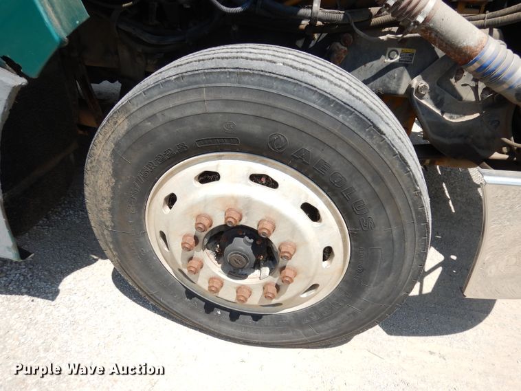 image for item DG0767 2004 Peterbilt 387  semi truck