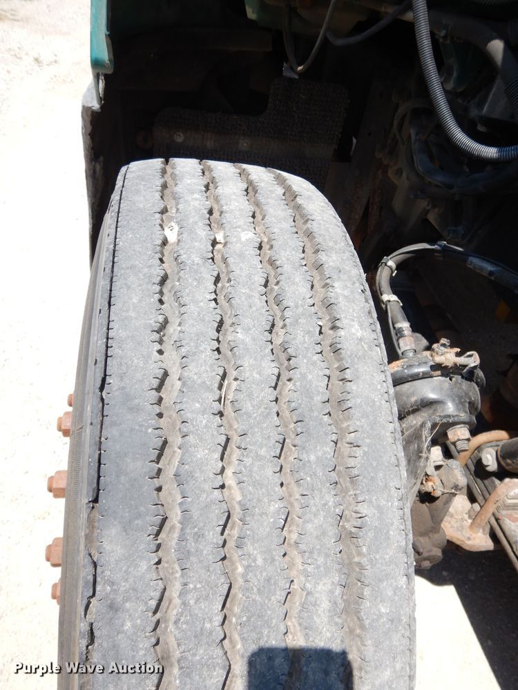 image for item DG0767 2004 Peterbilt 387  semi truck