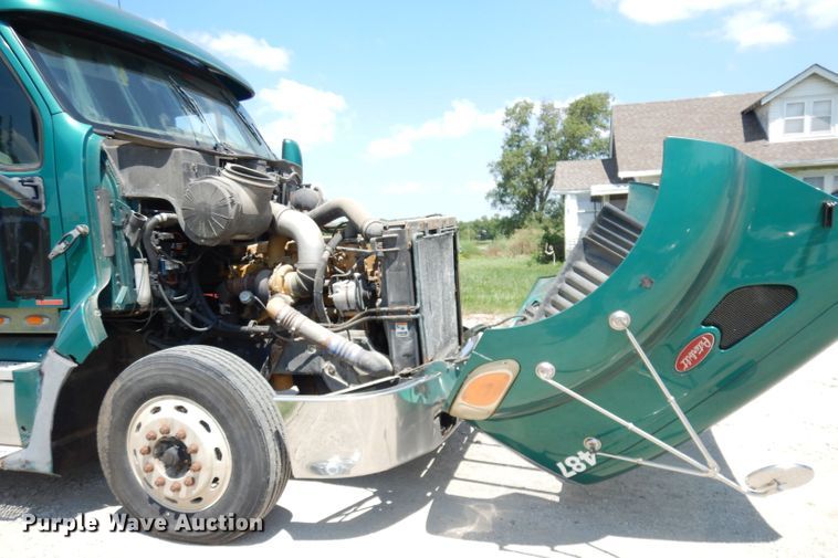 image for item DG0767 2004 Peterbilt 387  semi truck