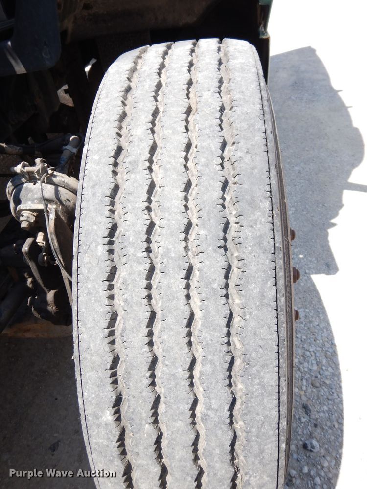 image for item DG0767 2004 Peterbilt 387  semi truck