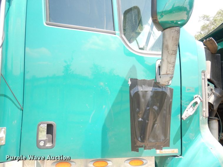 image for item DG0767 2004 Peterbilt 387  semi truck