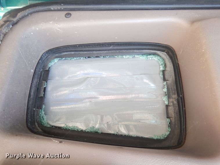 image for item DG0767 2004 Peterbilt 387  semi truck