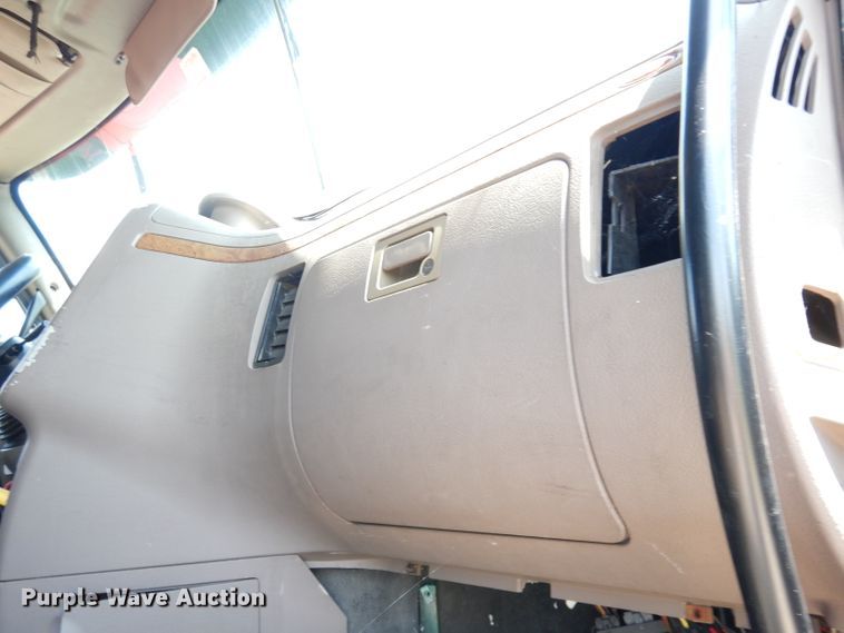 image for item DG0767 2004 Peterbilt 387  semi truck