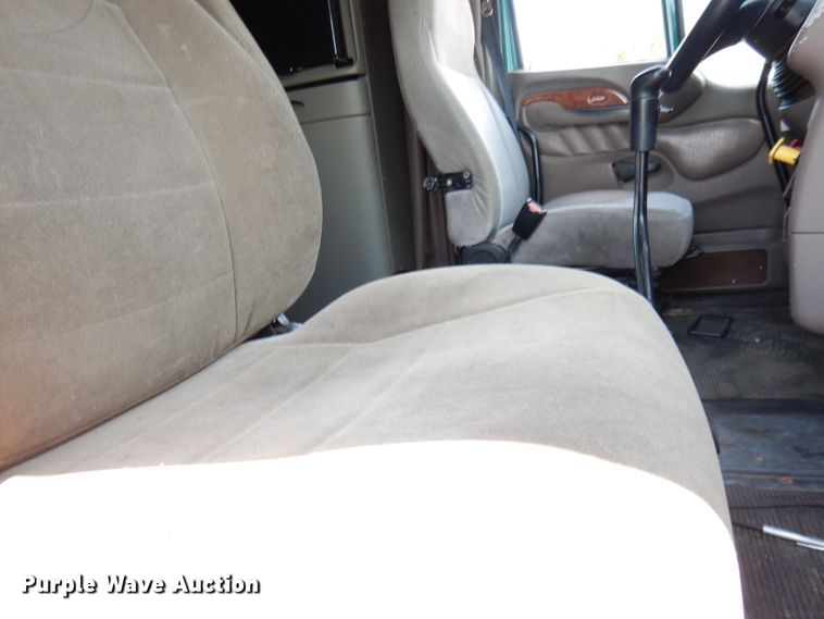 image for item DG0767 2004 Peterbilt 387  semi truck