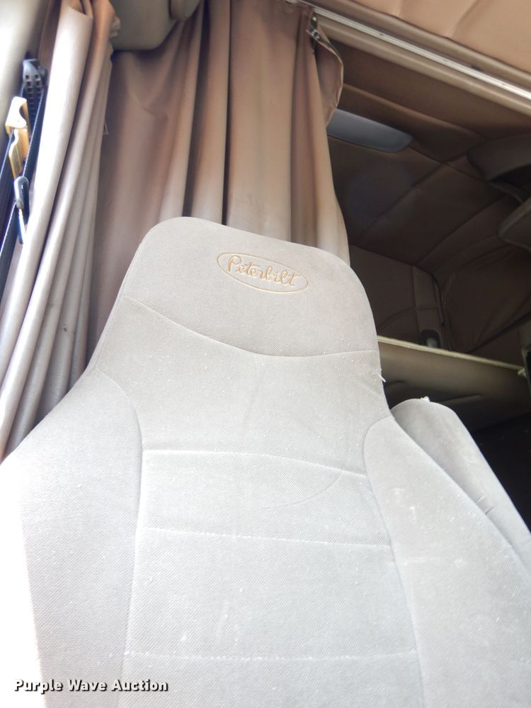 image for item DG0767 2004 Peterbilt 387  semi truck