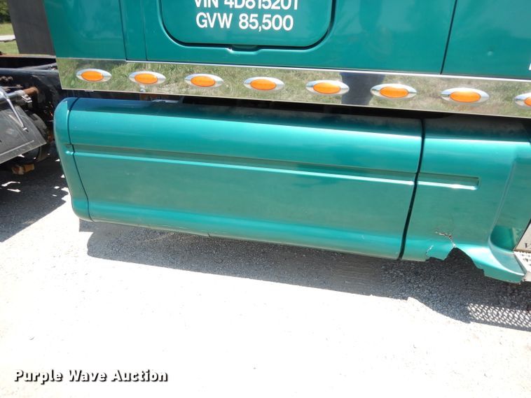 image for item DG0767 2004 Peterbilt 387  semi truck