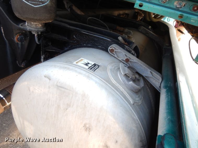 image for item DG0767 2004 Peterbilt 387  semi truck