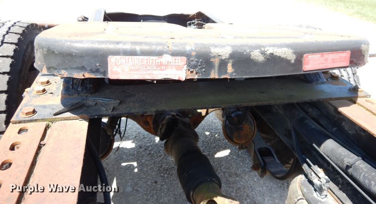 image for item DG0767 2004 Peterbilt 387  semi truck