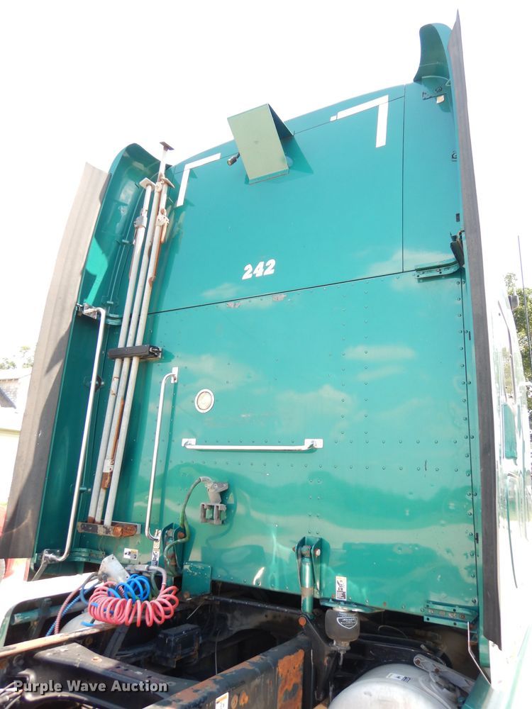 image for item DG0767 2004 Peterbilt 387  semi truck