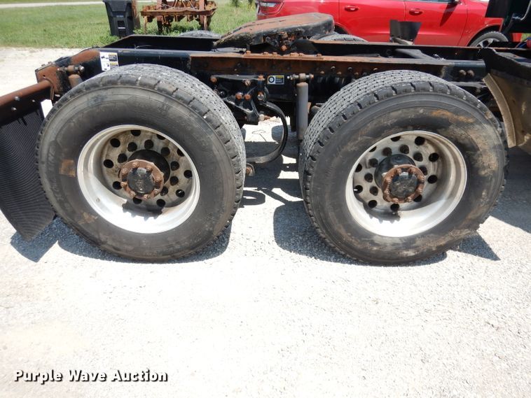 image for item DG0767 2004 Peterbilt 387  semi truck