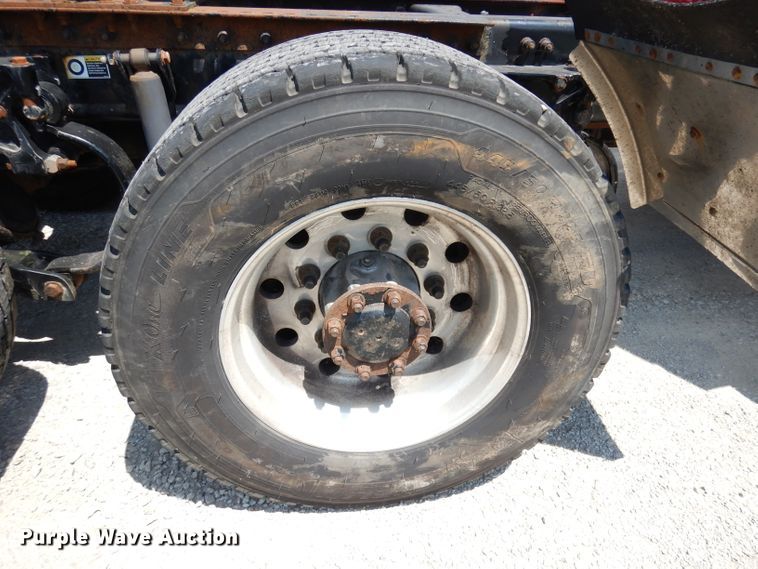 image for item DG0767 2004 Peterbilt 387  semi truck