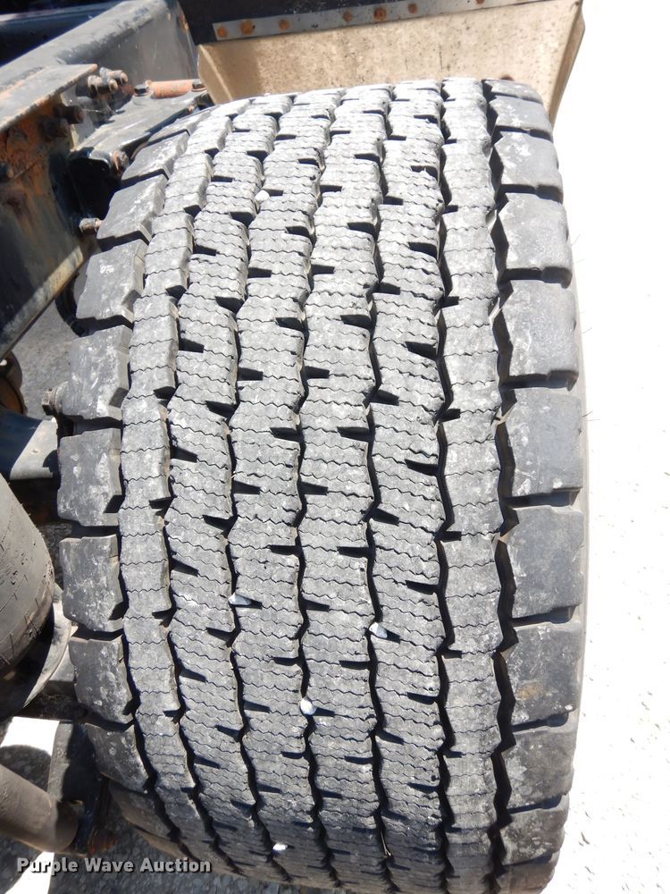 image for item DG0767 2004 Peterbilt 387  semi truck