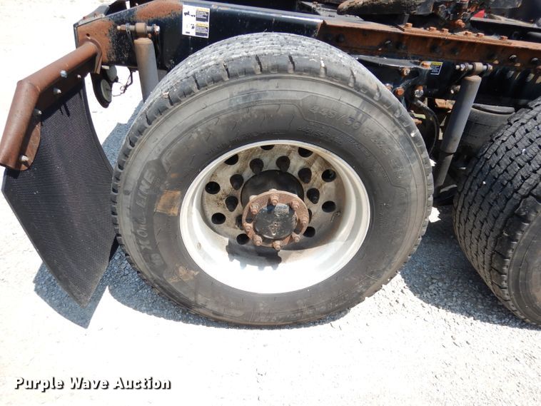 image for item DG0767 2004 Peterbilt 387  semi truck