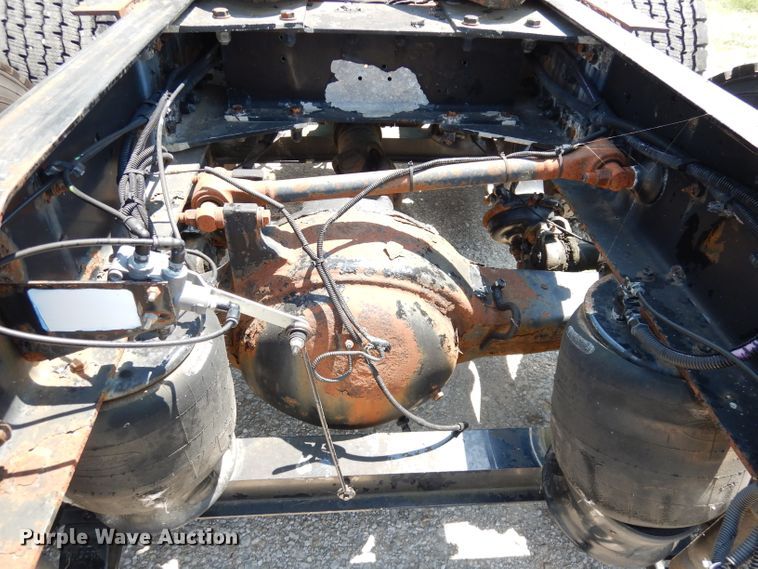 image for item DG0767 2004 Peterbilt 387  semi truck