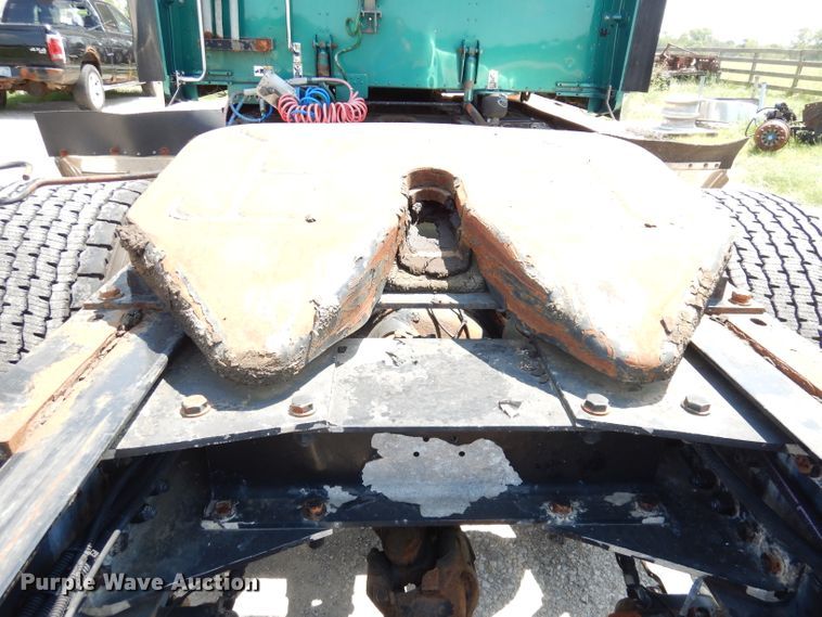 image for item DG0767 2004 Peterbilt 387  semi truck