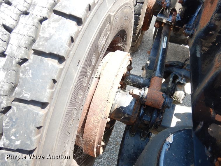 image for item DG0767 2004 Peterbilt 387  semi truck