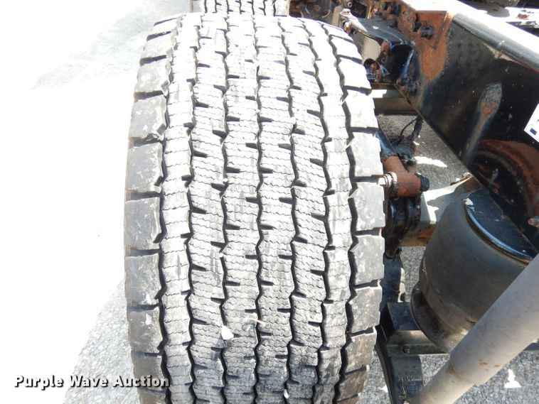 image for item DG0767 2004 Peterbilt 387  semi truck