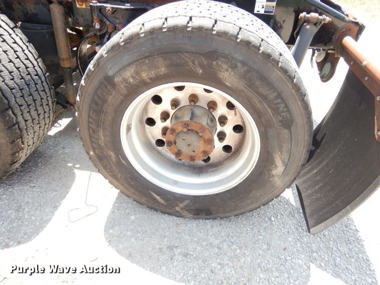 image for item DG0767 2004 Peterbilt 387  semi truck